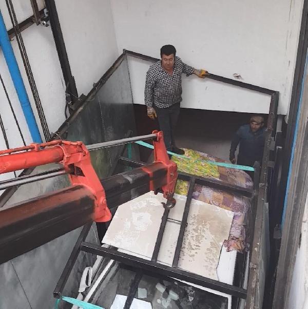 Lüks otomobil 3 yıl araç asansöründe kaldı