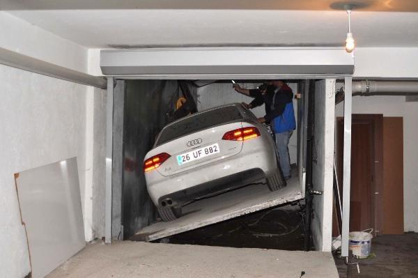 Lüks otomobil 3 yıl araç asansöründe kaldı