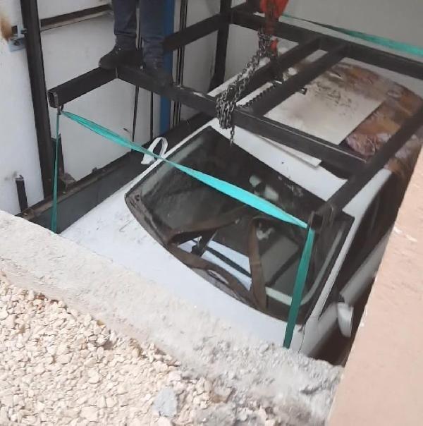 Lüks otomobil 3 yıl araç asansöründe kaldı