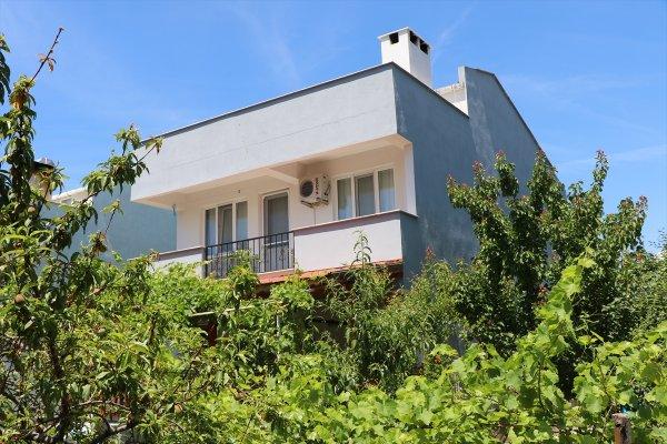 Bayram tatili için geldiği yazlıkta çatıdan düşüp öldü