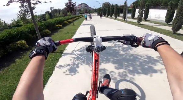 Merdivenden bisikletle inmeye çalışınca yaralandı