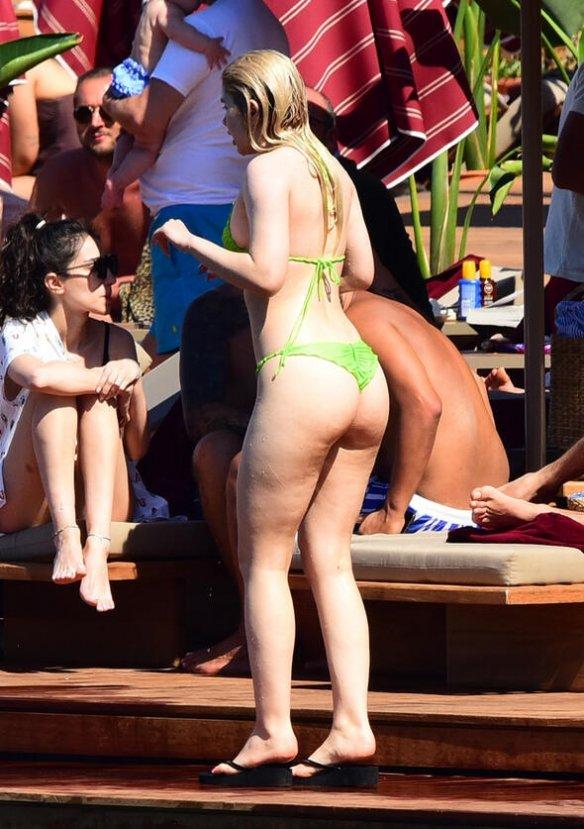 Aleyna Tilki yeşil bikinisiyle Bodrum plajlarında