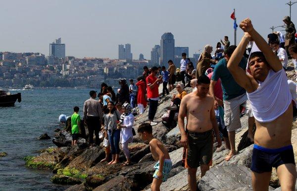 Tatile gidemeyenler İstanbul Boğazı'nda serinledi