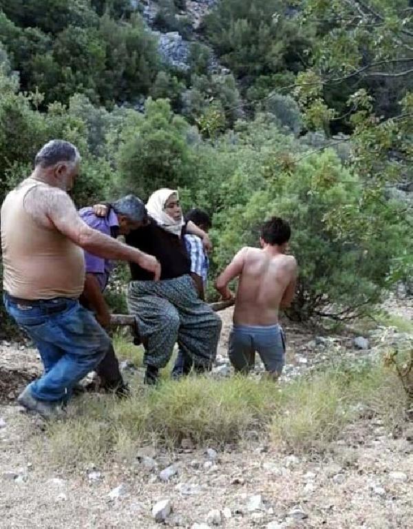 Hasta kadını iki saat boyunca odun üzerinde taşıdılar