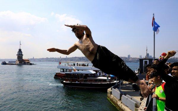 Tatile gidemeyenler İstanbul Boğazı'nda serinledi