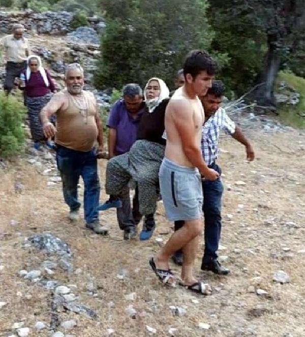 Hasta kadını iki saat boyunca odun üzerinde taşıdılar