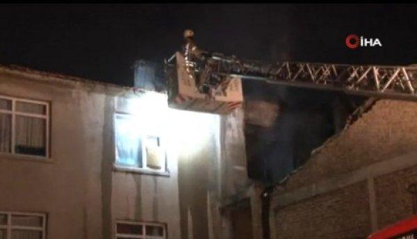 Çocukların kavgasına aileler karıştı: Bir evi yaktılar