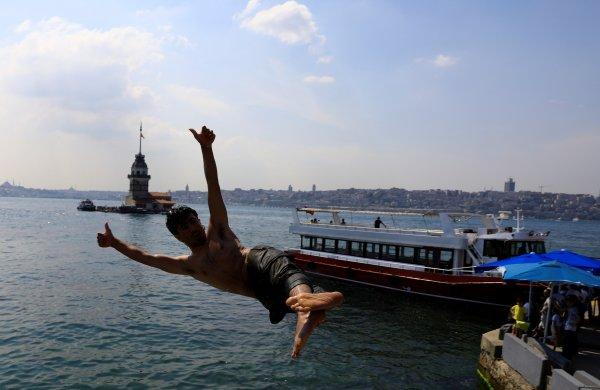 Tatile gidemeyenler İstanbul Boğazı'nda serinledi