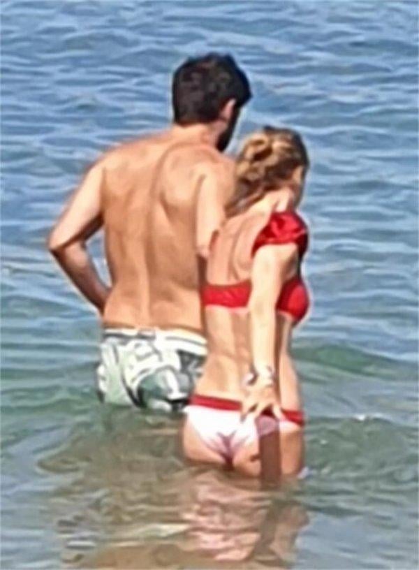 Tuba Ünsal evli sevgilisi ile Çeşme'de tatil yapıyor