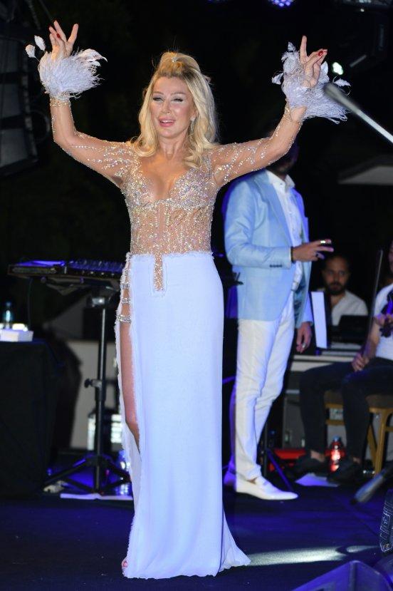 Seda Sayan'ın dekoltesi olay oldu