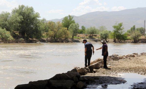 Çoban sürüsünü otlatırken intiharı önledi