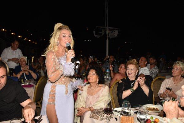 Seda Sayan'ın dekoltesi olay oldu