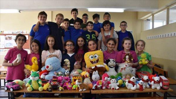Akranları için oyuncak topluyorlar