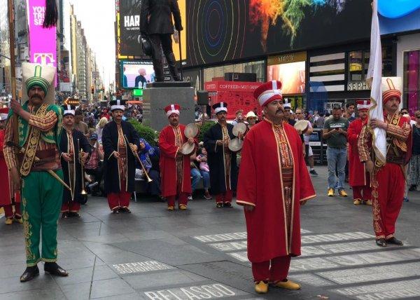 New York'un göbeğinde Mehteran Birliği konser verdi