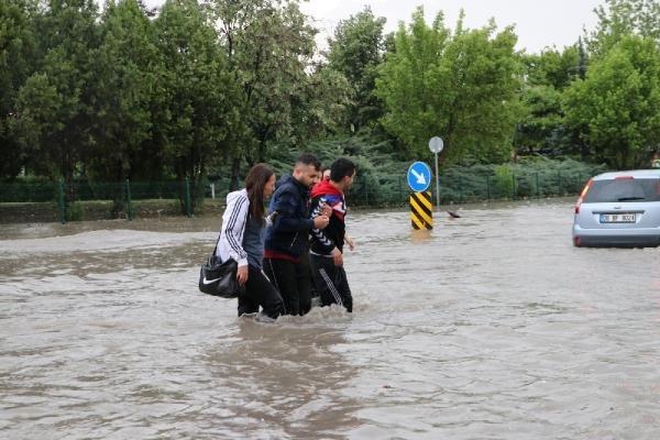 Başkent'te kuvvetli sağanak etkili oldu