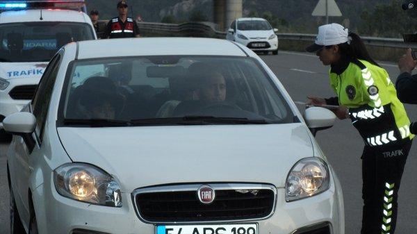 Polis sürücüler kaza yapmasın diye elinden geleni yaptı