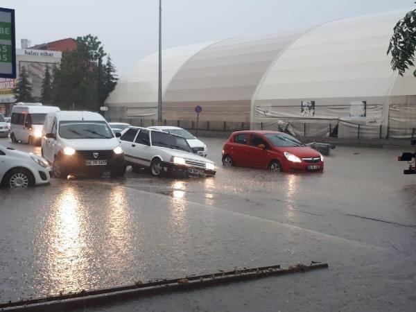 Başkent'te kuvvetli sağanak etkili oldu