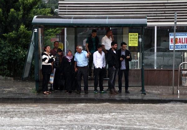 Başkent'te kuvvetli sağanak etkili oldu