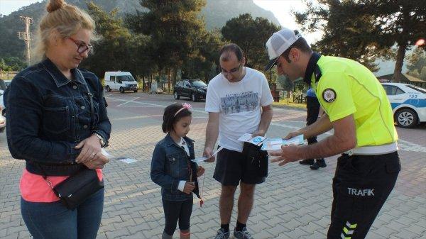 Polis sürücüler kaza yapmasın diye elinden geleni yaptı