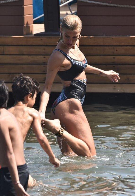 Çağla Şıkel plaja indi