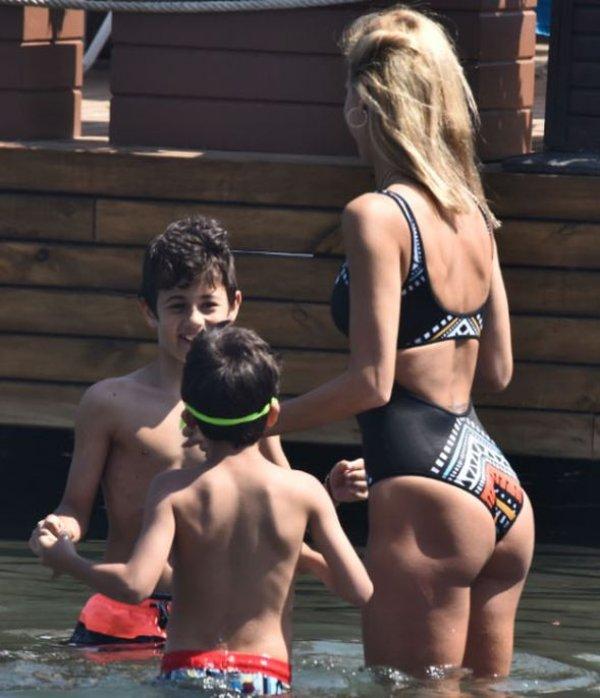 Çağla Şıkel plaja indi