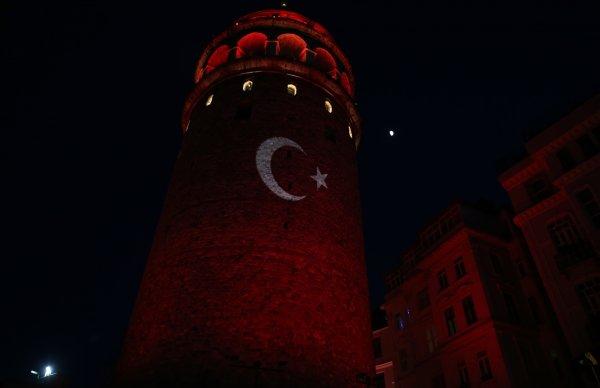 Galata Kulesi milli takım için kırmızı beyaza büründü