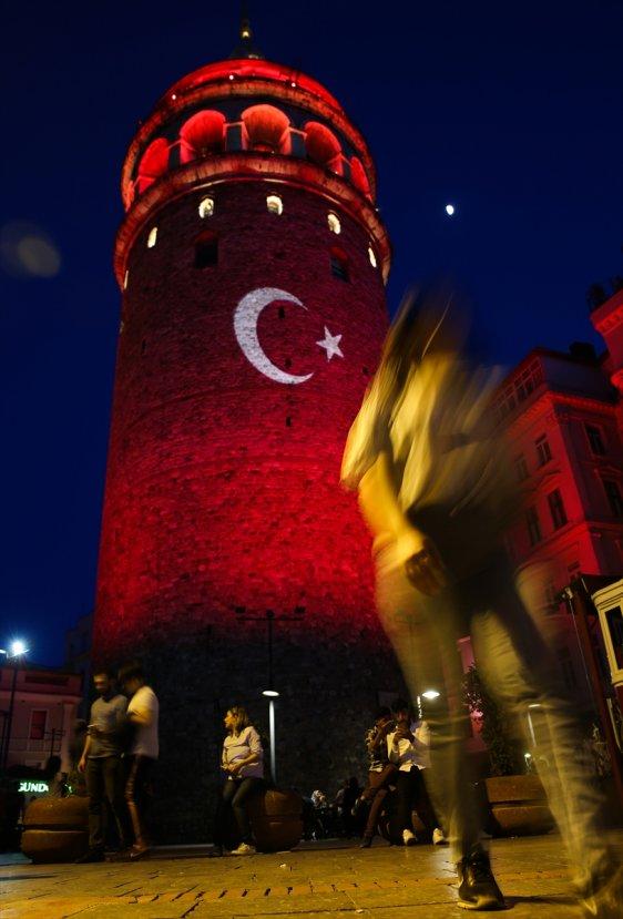 Galata Kulesi milli takım için kırmızı beyaza büründü