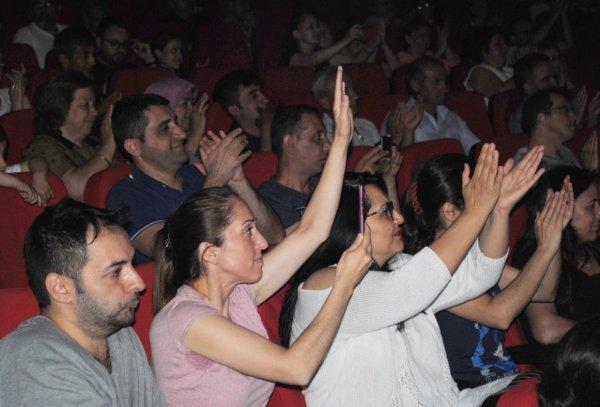 Japonyalı Takabe türkü söyledi, dinleyenler bayıldı