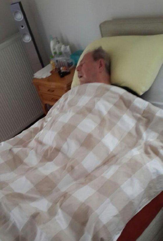 Servetini temizlikçisinin üstüne yaptı