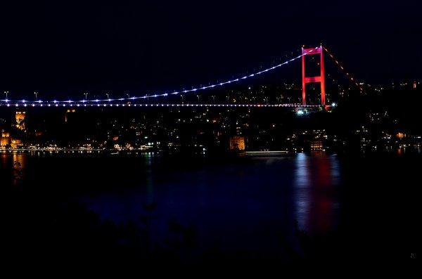 Galata Kulesi milli takım için kırmızı beyaza büründü