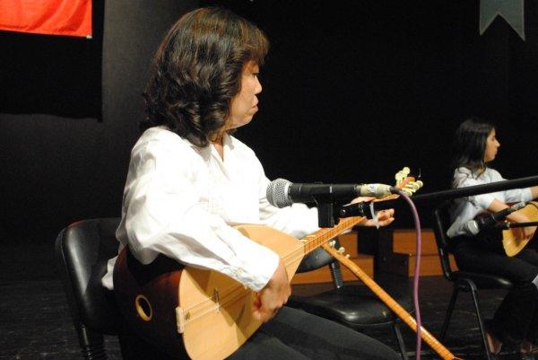 Japonyalı Takabe türkü söyledi, dinleyenler bayıldı