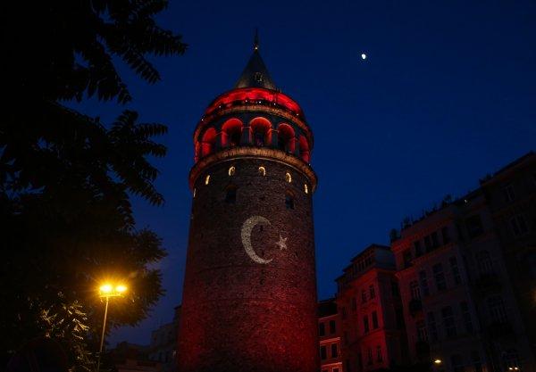 Galata Kulesi milli takım için kırmızı beyaza büründü