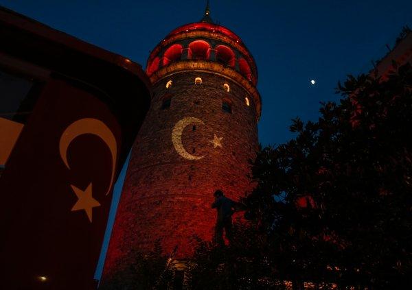 Galata Kulesi milli takım için kırmızı beyaza büründü