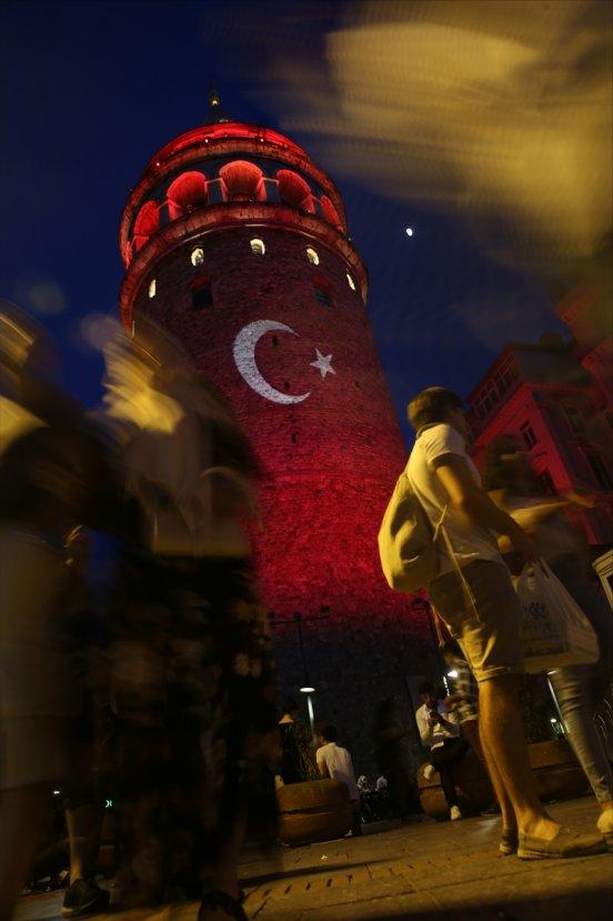 Galata Kulesi milli takım için kırmızı beyaza büründü