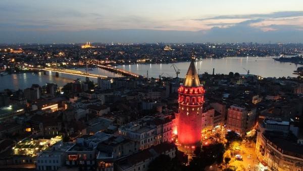 Galata Kulesi milli takım için kırmızı beyaza büründü