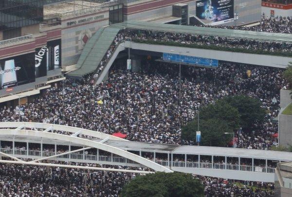 Hong Kong'da protestocular hükümet binalarını kuşattı