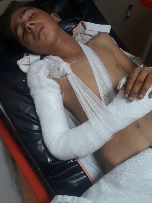 Arabasıyla motosikletli çocukları kovalayan öğretmen