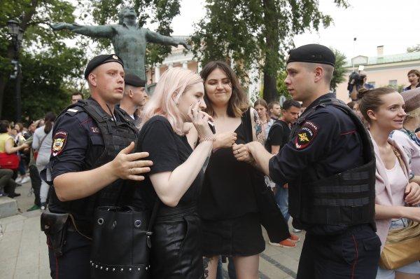 Rus gazeteciye destek veren 400 eylemci gözaltında