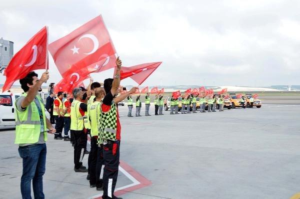 A Milliler İstanbul Havalimanı'nda çiçeklerle karşılandı