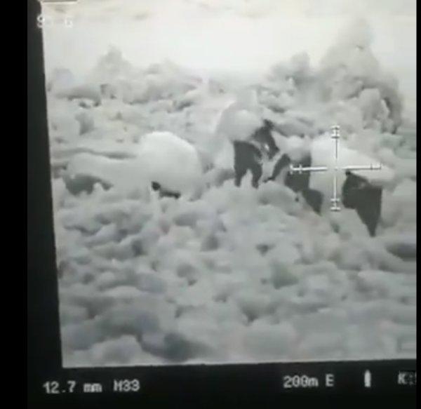 Şemsiyeyle saklanmaya çalışan PKK'lı teröristler kamerada