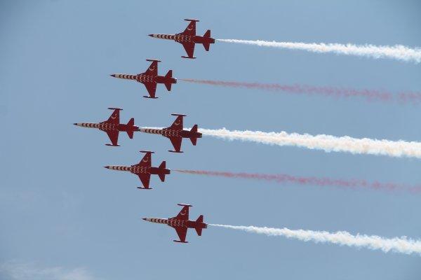 Türk Yıldızları ve SOLOTÜRK'ten nefes kesen gösteri