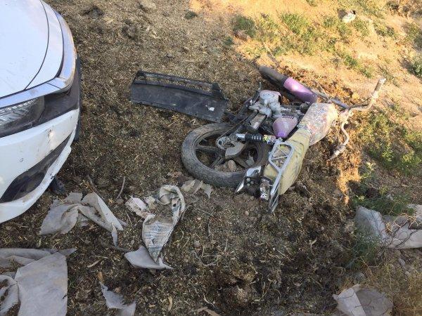 Arabasıyla motosikletli çocukları kovalayan öğretmen