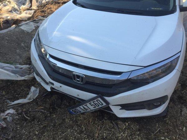 Arabasıyla motosikletli çocukları kovalayan öğretmen