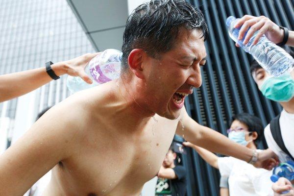 Hong Kong'da protestocular hükümet binalarını kuşattı