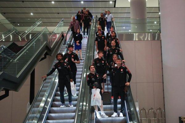 A Milliler İstanbul Havalimanı'nda çiçeklerle karşılandı