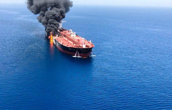 İki tanker saldırıya uğradı, petrol fiyatları fırladı