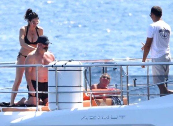 Defne Samyeli'nin kızı Deren'den yaz pozu