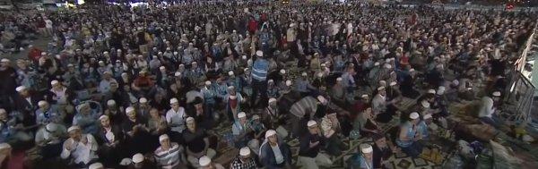 Davutoğlu, Yenikapı'daki teravih namazını yanlış buldu