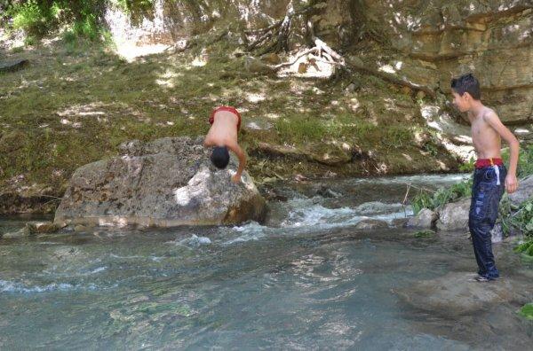 Şırnaklı çocuklar soluğu derede alıyor