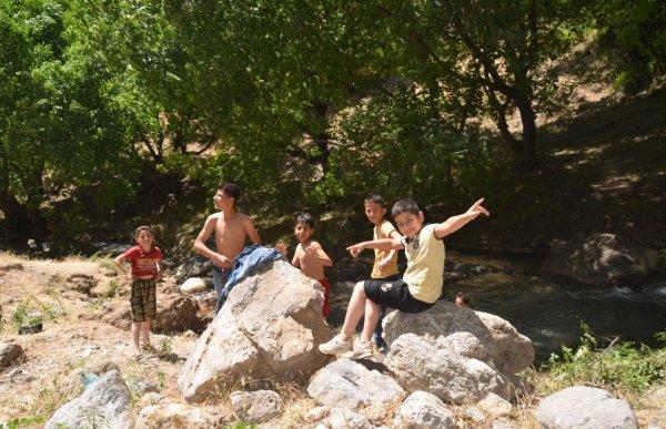 Şırnaklı çocuklar soluğu derede alıyor